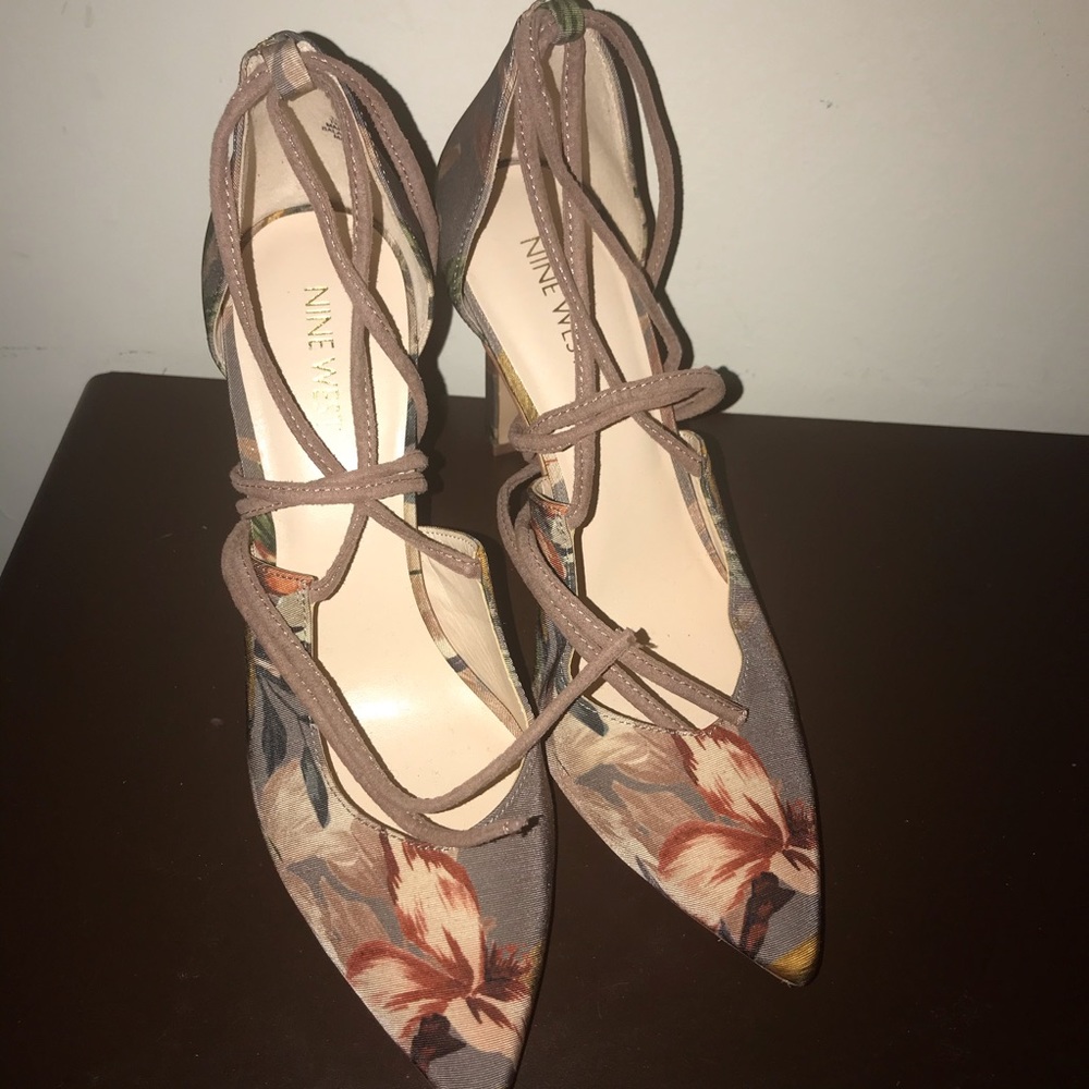 Preowned -Nine West flora print heels